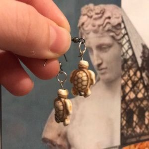 super cute turtle earrings